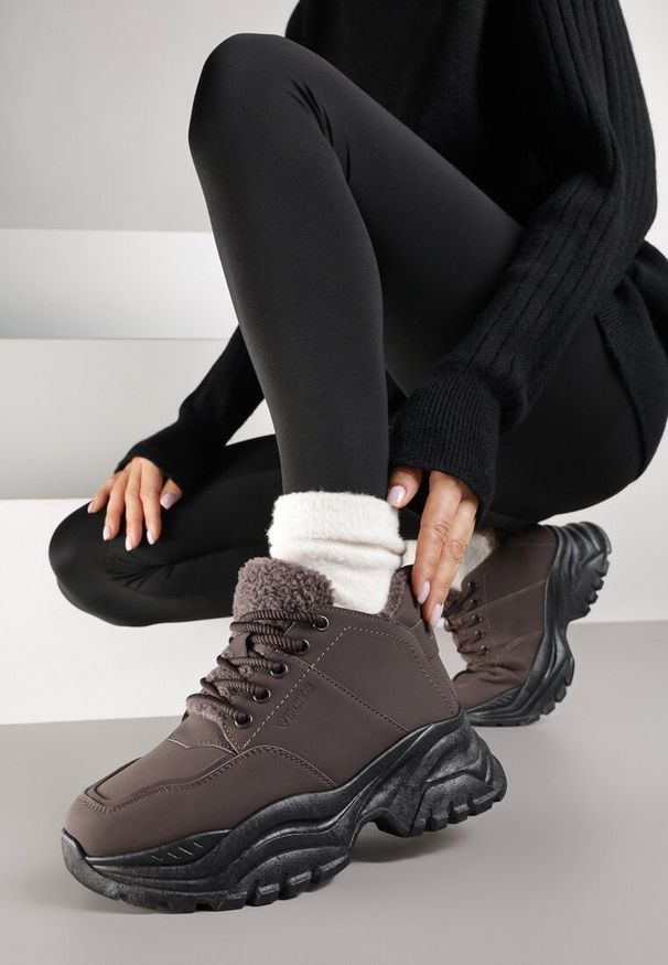 Renee - Brązowe Trapery Sneakersy Vices na Platformie z Tłoczeniem Nirrise. Okazja: na co dzień. Kolor: brązowy. Materiał: dresówka. Obcas: na platformie. Styl: casual