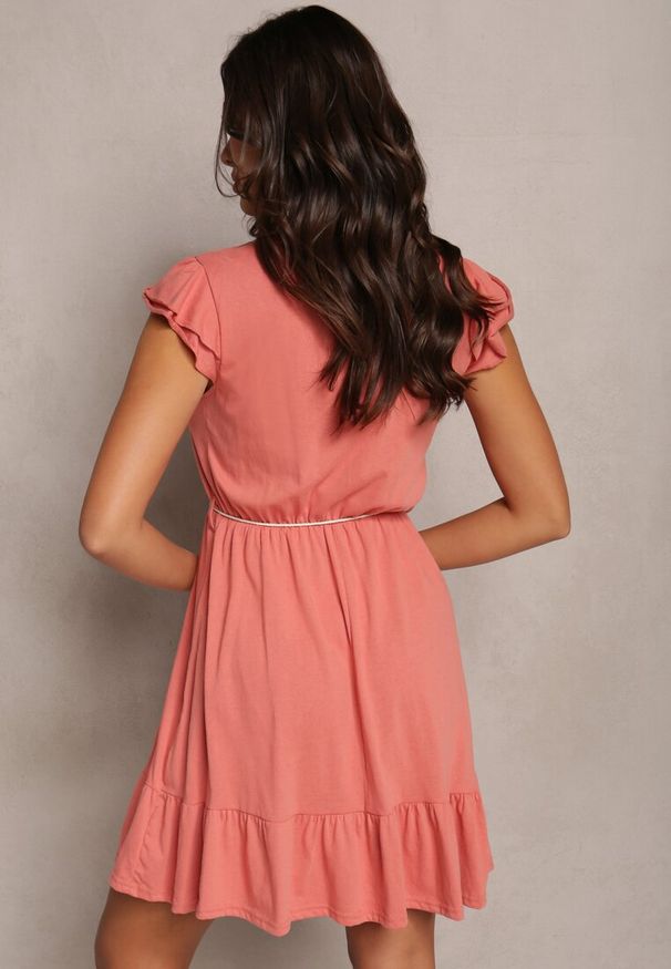 Renee - Jasnoczerwona Sukienka o Rozkloszowanym Fasonie z Bawełny Ozdobiona Falbankami Kadan. Typ kołnierza: kołnierz z falbankami. Kolor: czerwony. Materiał: bawełna. Wzór: aplikacja