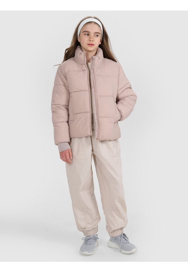 4f - 4F Kurtka puchowa z wypełnieniem syntetycznym dziewczęca - brązowa 164 (13-14 lat). Okazja: na co dzień. Typ kołnierza: kołnierzyk stójkowy. Kolor: brązowy. Materiał: puch, syntetyk. Długość: długie. Wzór: gładki. Sezon: lato. Styl: casual, klasyczny, sportowy