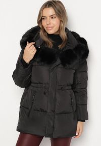 Born2be - Czarna Kurtka z Pikowanymi Przeszyciami i Kapturem z Futerkiem Galiadia. Okazja: na co dzień, na spacer. Kolor: czarny. Materiał: futro. Styl: klasyczny, casual, sportowy #7