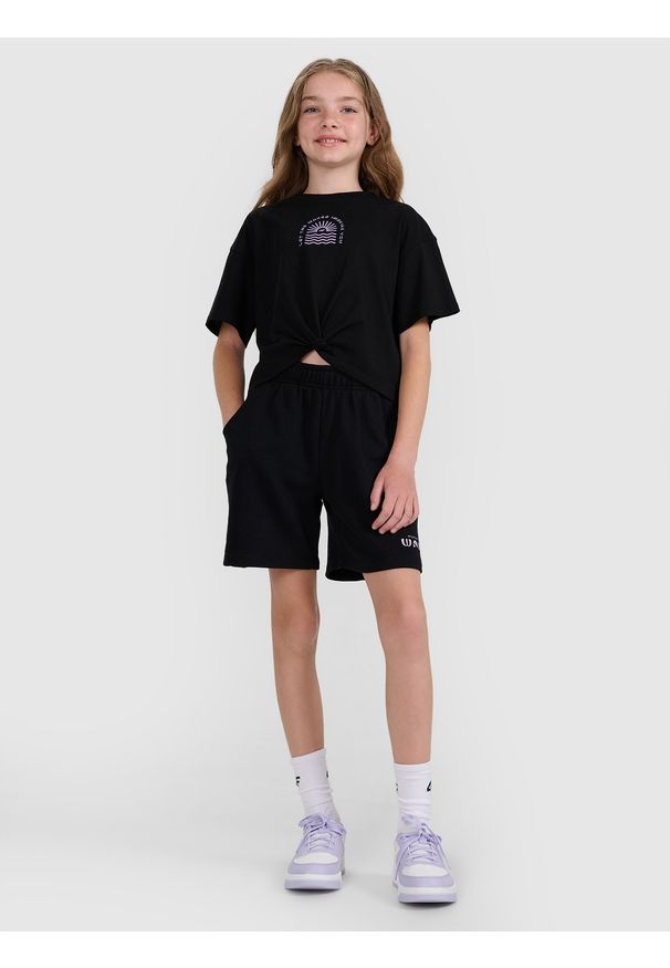 4f - 4F T-shirt oversize crop top z nadrukiem dziewczęcy - czarny 146 (10-11 lat). Okazja: na co dzień. Kolor: czarny. Materiał: bawełna, dzianina. Wzór: nadruk. Sezon: lato. Styl: casual, elegancki