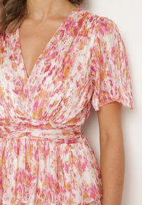 Born2be - Różowa Sukienka z Gumką w Pasie i Dekoltem w Serek z Falbankami Zdobiona Metaliczną Nicią Wralea. Typ kołnierza: dekolt w serek, kołnierz z falbankami. Kolor: różowy. Długość rękawa: krótki rękaw. Wzór: aplikacja #4