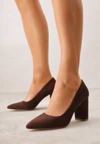 Born2be - Ciemnobrązowe Klasyczne Czółenka na Obcasie Vices ze Skórzaną Wkładką Maithria. Okazja: na spotkanie biznesowe, do pracy. Kolor: brązowy. Materiał: skóra. Obcas: na obcasie. Styl: klasyczny. Wysokość obcasa: średni #1