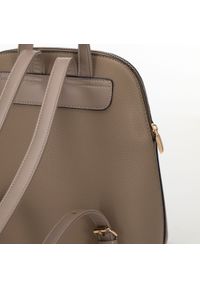 Wittchen - Damski plecak z ekoskóry z nitami trapezowy beżowy. Kolor: beżowy. Materiał: skóra ekologiczna. Wzór: haft, aplikacja. Styl: elegancki