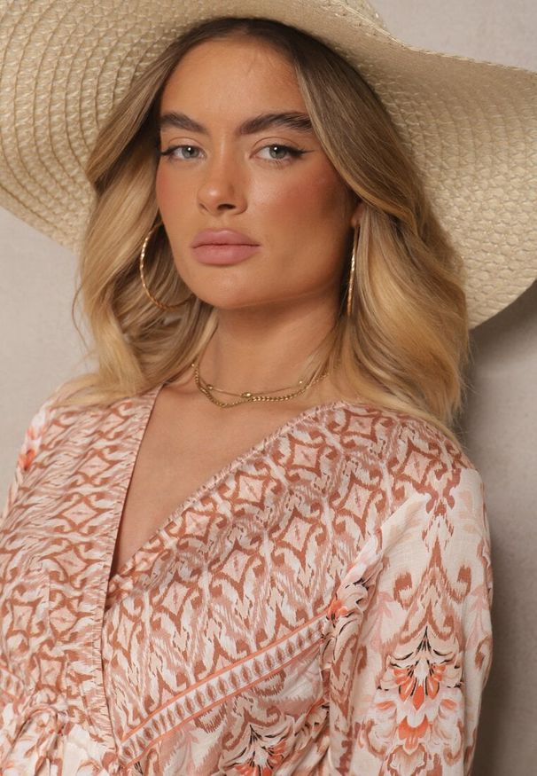 Renee - Beżowa Sukienka z Wiskozą o Rozkloszowanym Kroju z Falbanami w Etniczny Print Korimira. Okazja: na co dzień. Typ kołnierza: dekolt w kształcie V. Kolor: beżowy. Materiał: wiskoza. Wzór: nadruk. Styl: casual, elegancki