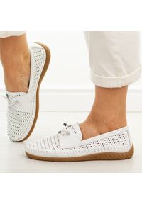 Białe ażuowe skórzane mokasyny damskie Vinceza 93217. Okazja: na co dzień. Nosek buta: okrągły. Kolor: biały. Materiał: skóra. Szerokość cholewki: normalna. Sezon: wiosna, lato, jesień. Styl: casual #1