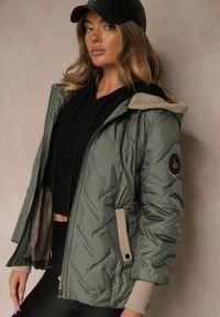 Renee - Zielona Kurtka z Pikowanymi Przeszyciami Kontrastowymi Wstawkami i Kapturem Tulirea. Okazja: na co dzień. Typ kołnierza: kaptur. Kolor: zielony. Materiał: jeans. Styl: casual, elegancki