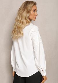 Renee - Biała Koszula z Koronką i Perłami Helitte. Typ kołnierza: kołnierzyk klasyczny. Kolor: biały. Materiał: koronka. Wzór: koronka. Styl: klasyczny