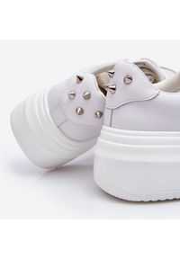 Damskie Klasyczne Buty Sportowe GOE LL2N4060 Białe. Kolor: biały. Materiał: tkanina, skóra. Wzór: aplikacja. Obcas: na platformie #8