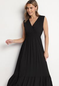Born2be - Czarna Wiskozowa Sukienka o Kopertowym Kroju z Falbanką Uliria. Kolor: czarny. Materiał: wiskoza. Typ sukienki: kopertowe. Styl: elegancki #5
