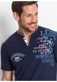 bonprix - Koszulka z czystej bawełny organicznej z dekoltem henley i krótkim rękawem. Typ kołnierza: typu henley. Kolor: niebieski. Materiał: bawełna. Długość rękawa: krótki rękaw. Długość: krótkie. Wzór: nadruk, aplikacja #2