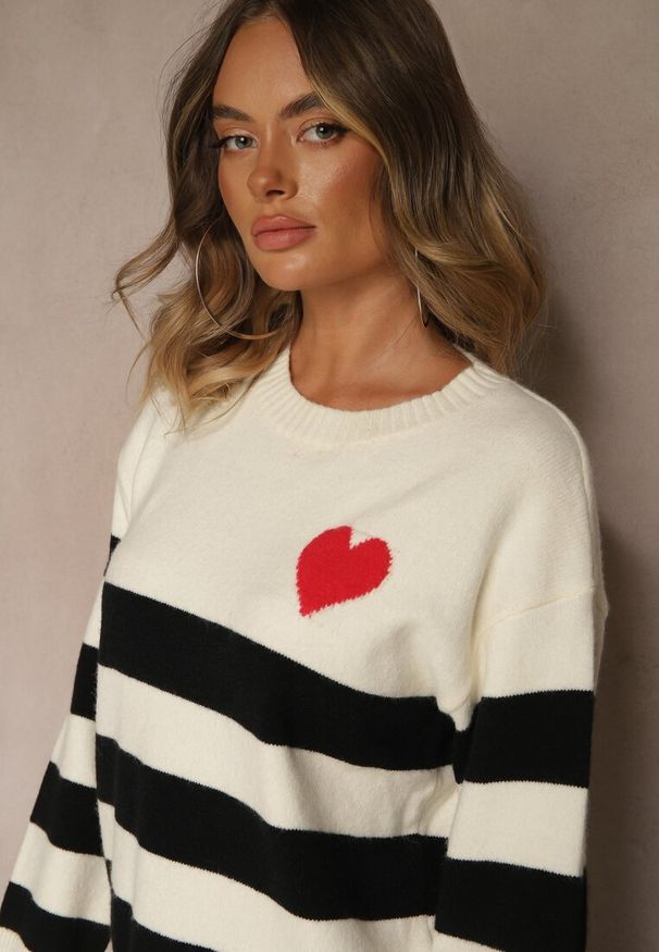 Renee - Jasnobeżowy Prosty Sweter z Domieszką Kaszmiru Zdobiony Wzorem w Pasy Tarvane. Okazja: na co dzień. Kolor: beżowy. Materiał: kaszmir. Wzór: aplikacja. Styl: casual