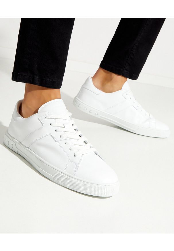 TOD'S - Białe sneakersy z monogramem. Nosek buta: okrągły. Kolor: biały. Materiał: guma. Wzór: gładki. Obcas: na płaskiej podeszwie