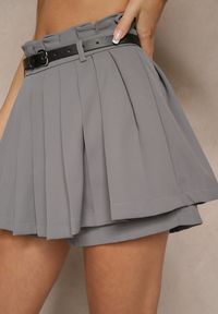 Renee - Szare Spódnico-Szorty Plisowane High Waist Ozdobione Paskiem Eranivia. Okazja: na co dzień. Stan: podwyższony. Kolor: szary. Wzór: aplikacja. Sezon: lato. Styl: casual, elegancki #5