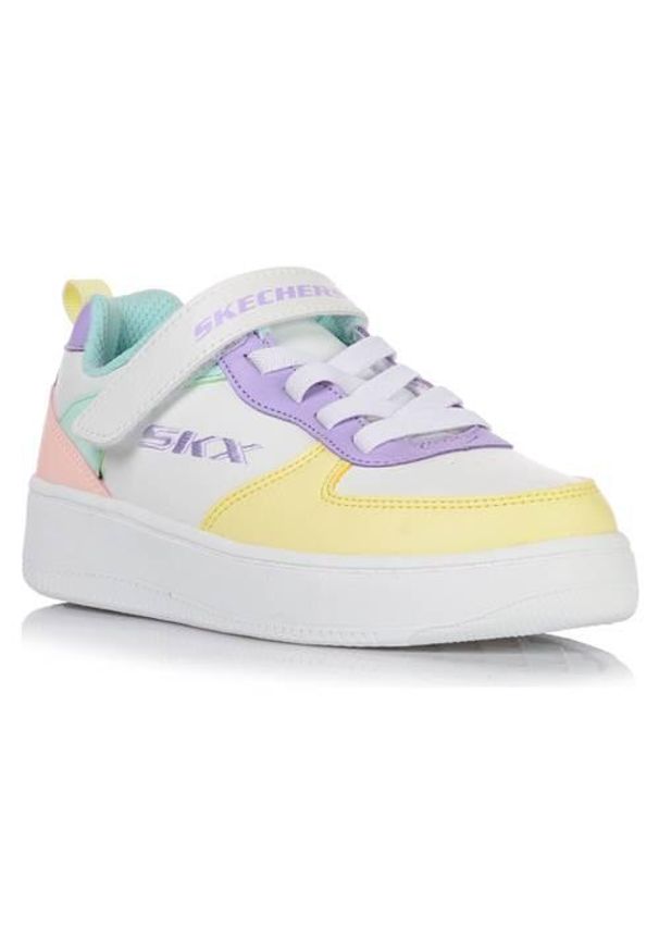 skechers - Buty do chodzenia dla dzieci Skechers Sport Court 92. Okazja: na co dzień. Kolor: biały, wielokolorowy. Materiał: materiał, syntetyk. Szerokość cholewki: normalna. Model: Skechers Sport. Sport: turystyka piesza