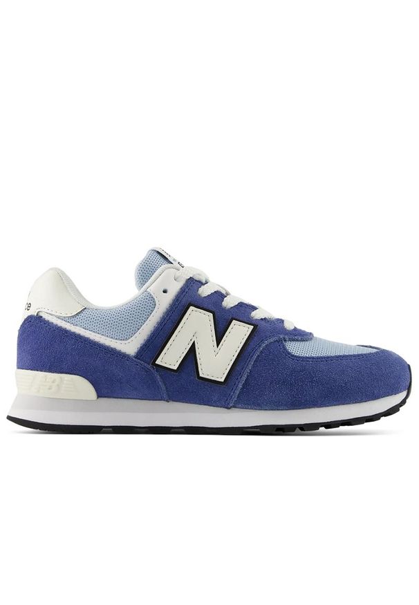Buty młodzieżowe New Balance G57450H - granatowe. Okazja: na co dzień, na uczelnię. Zapięcie: rzepy, sznurówki. Kolor: niebieski. Materiał: syntetyk, materiał, zamsz. Szerokość cholewki: normalna. Model: New Balance 574. Sport: turystyka piesza