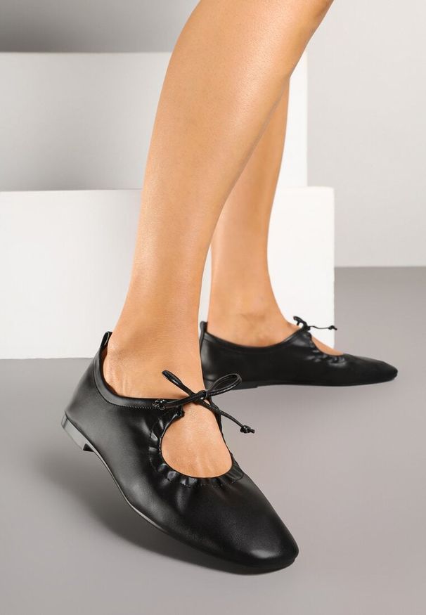 Born2be - Czarne Balerinki z Wiązanymi Rzemykami Julimaria. Okazja: na co dzień. Kolor: czarny. Wzór: kwiaty. Styl: retro, elegancki, casual