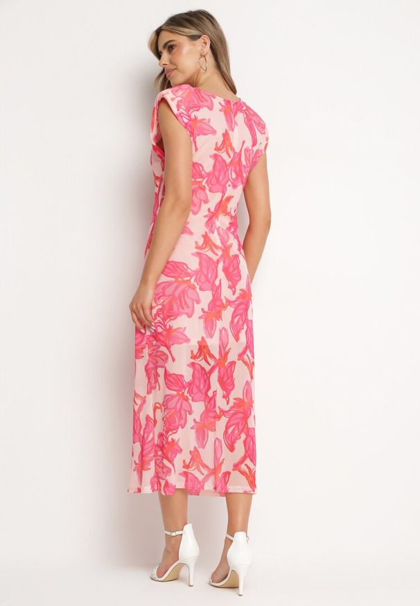 Born2be - Różowa Sukienka Bodycon z Siateczki w Kwiatowy Wzór Yori. Okazja: na imprezę. Typ kołnierza: dekolt w łódkę. Kolor: różowy. Długość rękawa: krótki rękaw. Wzór: kwiaty. Typ sukienki: bodycon. Styl: wizytowy