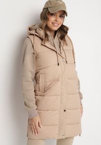Born2be - Ciemnobeżowa Pikowana Kamizelka z Kapturem i Sznurkami Zelothis. Typ kołnierza: kaptur. Kolor: beżowy. Materiał: dzianina, jeans. Długość: długie. Sezon: jesień. Styl: klasyczny, elegancki #1