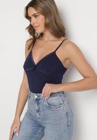 Born2be - Granatowy Bawełniany Top na Ramiączkach z Regulacją Arivion. Typ kołnierza: dekolt w kształcie V. Kolor: niebieski. Materiał: bawełna. Długość rękawa: na ramiączkach. Wzór: gładki #5