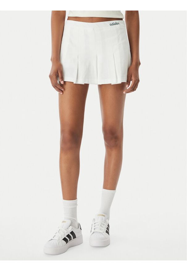Adidas - adidas Spódnica plisowana Seasonal Essentials Colorpop JZ0193 Biały Loose Fit. Kolor: biały. Materiał: bawełna