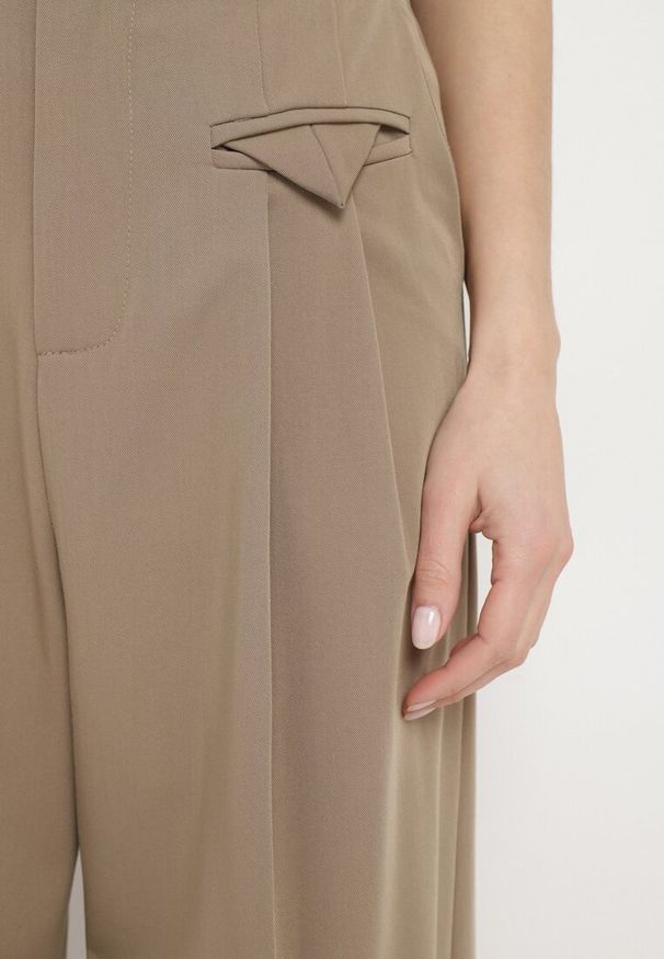 Born2be - Ciemnobeżowe Eleganckie Spodnie w Garniturowym Stylu z Zakładkami Illthai. Kolor: beżowy. Styl: elegancki