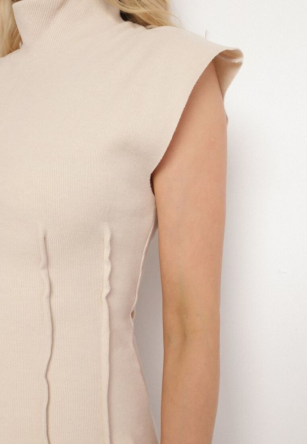 Born2be - Beżowa Sukienka z Prążkowanej Dzianiny o Taliowanym Kroju z Półgolfem Ivarinae. Okazja: na co dzień, na spotkanie biznesowe. Kolor: beżowy. Materiał: prążkowany, dzianina. Długość rękawa: bez rękawów. Styl: casual, biznesowy, elegancki