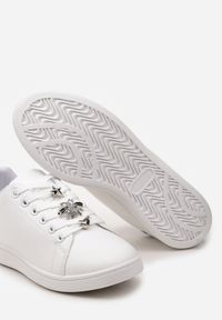 Born2be - Biało-Czarne Sneakersy Sznurowane z Metalowymi Ozdobami Alivrepa. Nosek buta: okrągły. Zapięcie: sznurówki. Kolor: biały. Materiał: materiał. Wzór: aplikacja. Obcas: na obcasie. Wysokość obcasa: niski #2