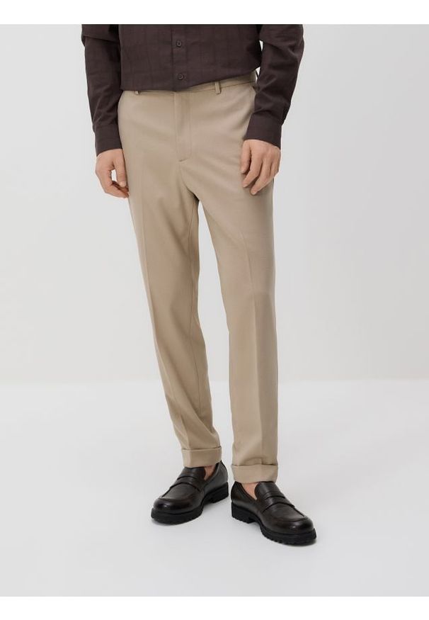 Reserved - Garniturowe spodnie carrot - beżowy. Kolor: beżowy. Materiał: tkanina, wiskoza