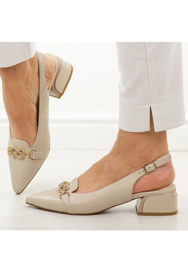 Beżowe skórzane sandały damskie DiA 3015. Okazja: na wesele, na co dzień, na ślub cywilny. Kolor: beżowy. Szerokość cholewki: normalna. Wzór: aplikacja. Materiał: skóra. Sezon: wiosna, lato. Obcas: na obcasie. Styl: casual, klasyczny, elegancki. Wysokość obcasa: niski