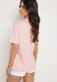 Born2be - Różowy Bawełniany T-shirt Ozdobiony Nadrukiem Nelltaria. Okazja: na co dzień. Kolor: różowy. Materiał: bawełna. Wzór: aplikacja, nadruk. Sezon: lato, wiosna. Styl: elegancki, casual #6