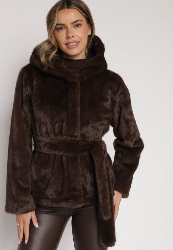 Born2be - Brązowa Kurtka Futerko z Kapturem i Wiązanym Paskiem Zetara. Okazja: na spacer, na co dzień. Typ kołnierza: kaptur. Kolor: brązowy. Materiał: futro. Styl: casual, klasyczny