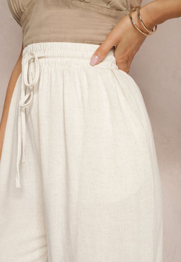 Renee - Beżowe Szerokie Spodnie z Wiskozy z Dodatkiem Lnu Delsira. Okazja: na co dzień. Stan: podwyższony. Kolekcja: plus size. Kolor: beżowy. Materiał: wiskoza, len. Długość: długie. Styl: elegancki, casual