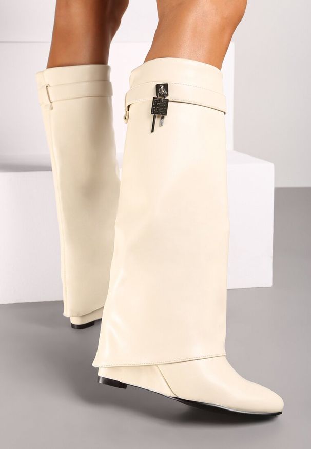 Born2be - Beżowe Kozaki na Koturnie z Modnie Wywiniętą Cholewką z Klamrą Erisela. Zapięcie: klamry. Kolor: beżowy. Materiał: jeans. Szerokość cholewki: normalna. Sezon: zima. Obcas: na koturnie. Styl: elegancki, klasyczny