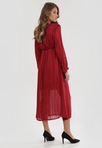 Born2be - Czerwona Sukienka Dimpleglade. Kolor: czerwony. Materiał: tkanina. Długość rękawa: długi rękaw. Długość: midi