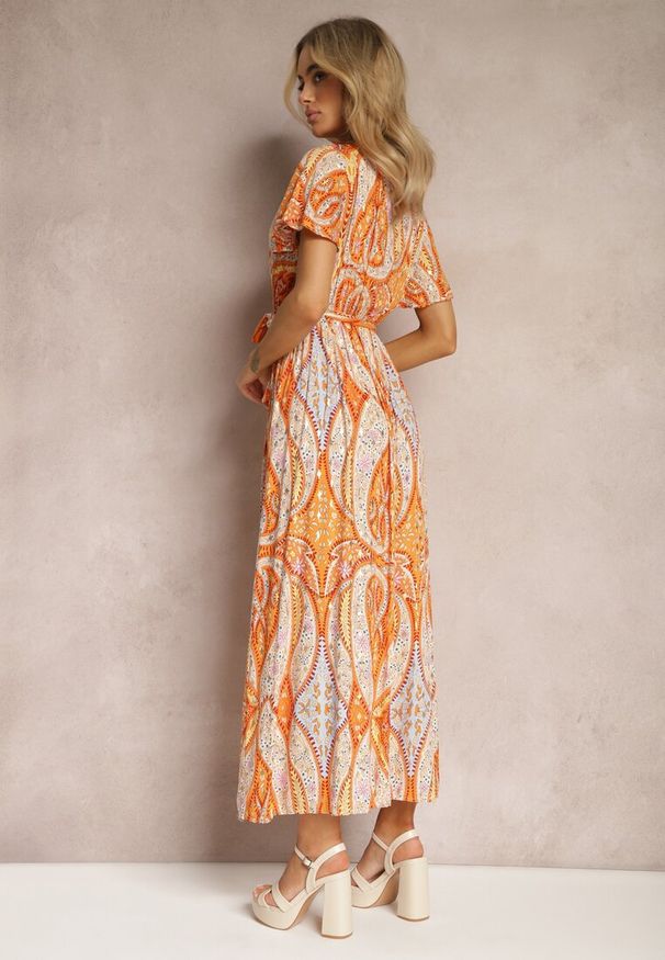 Renee - Pomarańczowa Rozkloszowana Sukienka o Kopertowym Fasonie z Paskiem i Ozdobnym Wzorem Briarwin. Kolor: pomarańczowy. Materiał: wiskoza. Wzór: aplikacja. Sezon: lato. Typ sukienki: kopertowe. Styl: boho