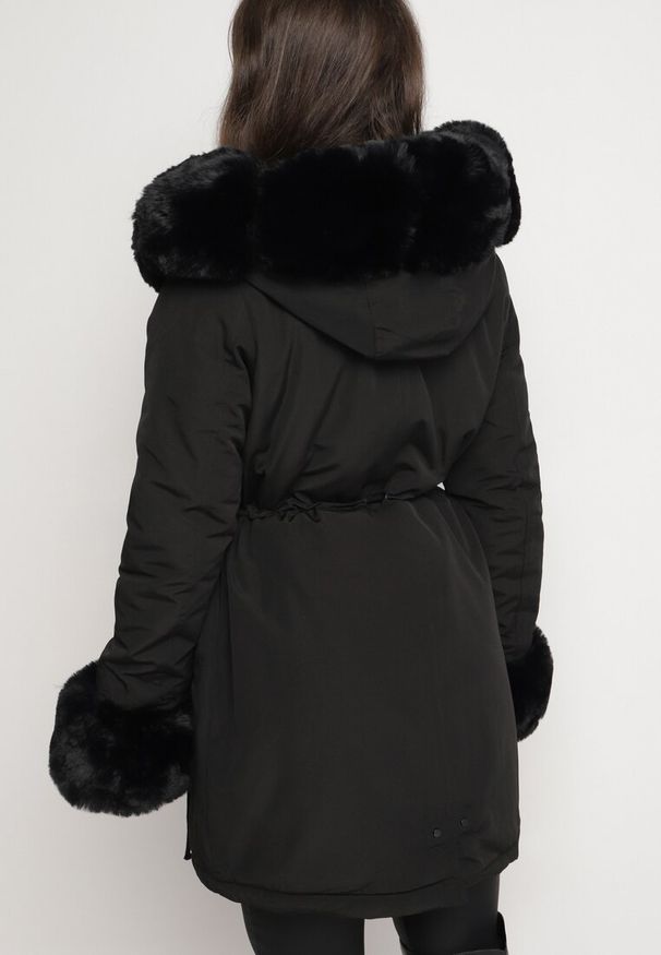 Born2be - Czarna Kurtka Parka z Ozdobnym Futerkiem Ikhana. Kolor: czarny. Materiał: futro