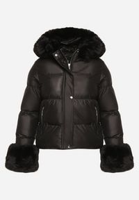 Born2be - Czarna Pikowana Kurtka z Kapturem Zdobiona Futerkiem Olenesa. Okazja: na co dzień. Typ kołnierza: kaptur. Kolor: czarny. Materiał: futro. Wzór: aplikacja. Styl: casual #7