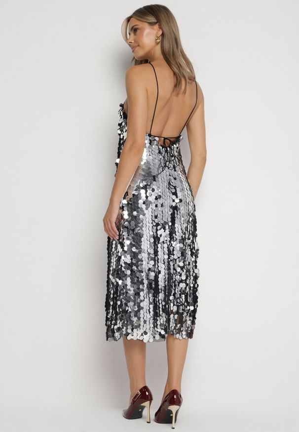 Born2be - Srebrna Asymetryczna Sukienka Bogato Zdobiona Cekinami z Wiązaniem na Plecach Lericie. Kolor: srebrny. Wzór: aplikacja. Typ sukienki: asymetryczne