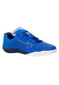 KIPSTA - Buty do piłki nożnej halowej Kipsta Futsal Ginka 500. Kolor: biały, wielokolorowy, niebieski. Materiał: kauczuk, syntetyk, poliester. Wzór: gładki