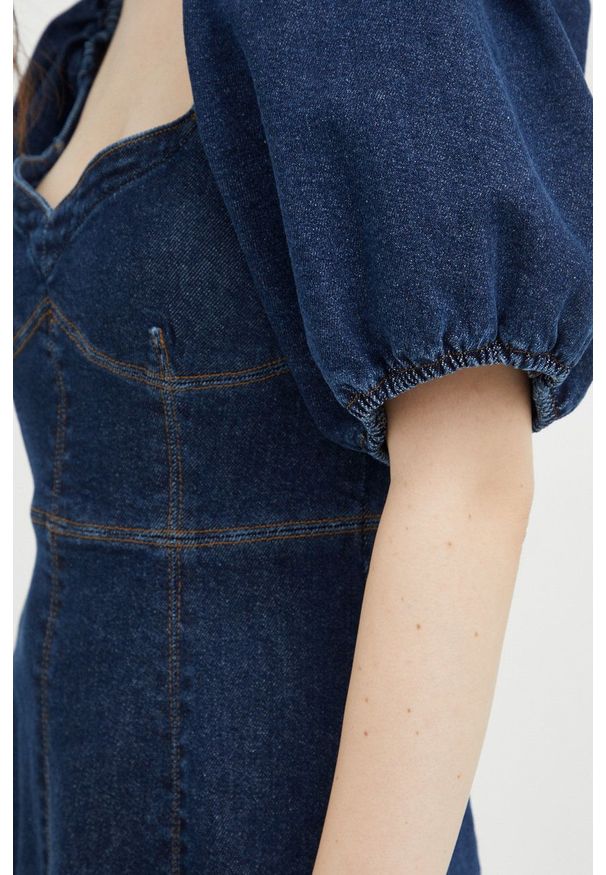 GESTUZ - Gestuz sukienka jeansowa kolor granatowy mini rozkloszowana. Kolor: niebieski. Materiał: jeans. Długość rękawa: krótki rękaw. Typ sukienki: rozkloszowane. Długość: mini