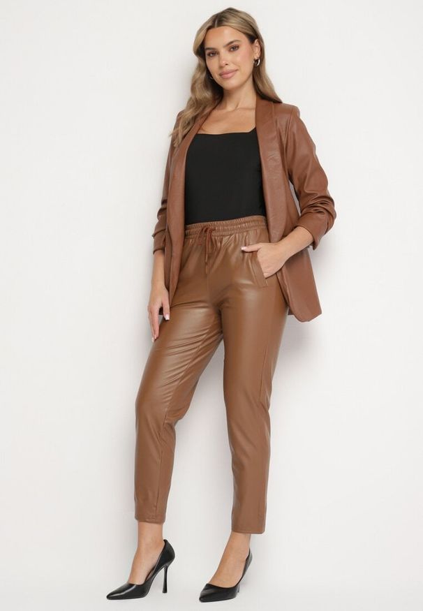 Born2be - Brązowe Spodnie z Wysokim Stanem z Imitacji Skóry z Gumką w Pasie Esarienne. Okazja: na co dzień. Stan: podwyższony. Kolor: brązowy. Materiał: skóra. Styl: casual, elegancki