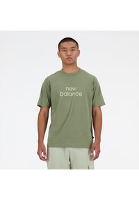 Koszulka męska New Balance MT41582DEK – zielona. Kolor: zielony. Materiał: bawełna. Długość rękawa: krótki rękaw. Długość: krótkie. Wzór: napisy