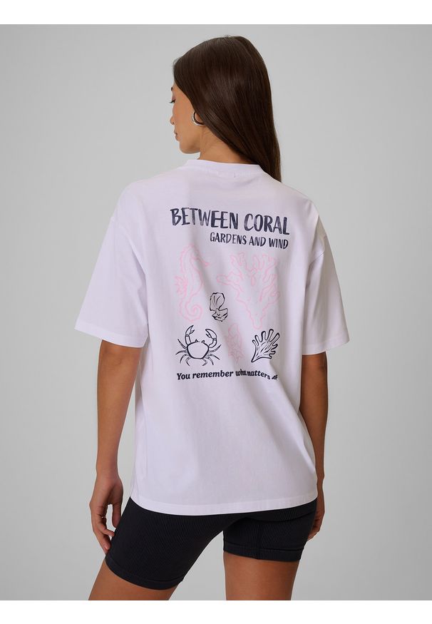 4f - 4F T-shirt loose z nadrukiem damski - biały L. Okazja: do pracy, na co dzień, na spacer. Kolor: biały. Materiał: bawełna, dzianina. Wzór: nadruk. Styl: sportowy, klasyczny, elegancki, casual