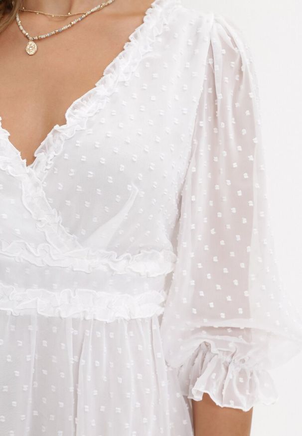 Born2be - Biała Sukienka Taphionis. Typ kołnierza: kołnierz z falbankami. Kolor: biały. Materiał: tkanina. Typ sukienki: kopertowe. Długość: mini