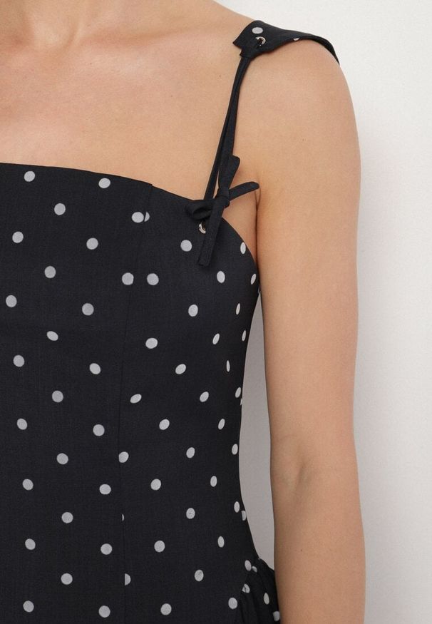 Born2be - Granatowa Sukienka Vices w Grochy o Rozkloszowanym Kroju z Wiązaniem na Ramiączkach Saririse. Okazja: na wesele, na ślub cywilny. Typ kołnierza: dekolt gorset, dekolt kwadratowy. Kolor: niebieski. Długość rękawa: na ramiączkach. Wzór: grochy. Typ sukienki: gorsetowe