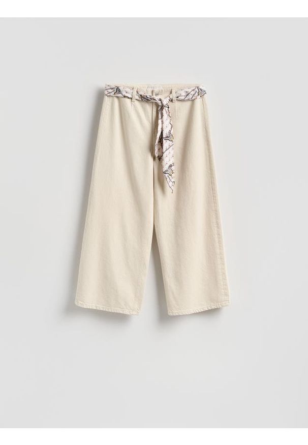 Reserved - Jeansy culotte z chustką - kremowy. Kolor: kremowy