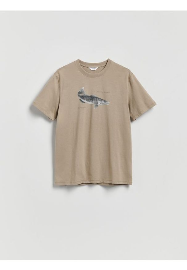 Reserved - T-shirt regular z nadrukiem - szary. Kolor: szary. Materiał: dzianina, bawełna. Wzór: nadruk