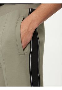 Guess Spodnie dresowe Z2YB09 KB3P2 Zielony Regular Fit. Kolor: zielony. Materiał: bawełna #3