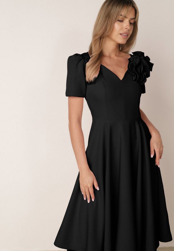 Born2be - Czarna Elegancka Rozkloszowana Sukienka z Kwiatem 3D Eugorus. Kolor: czarny. Wzór: kwiaty. Styl: elegancki